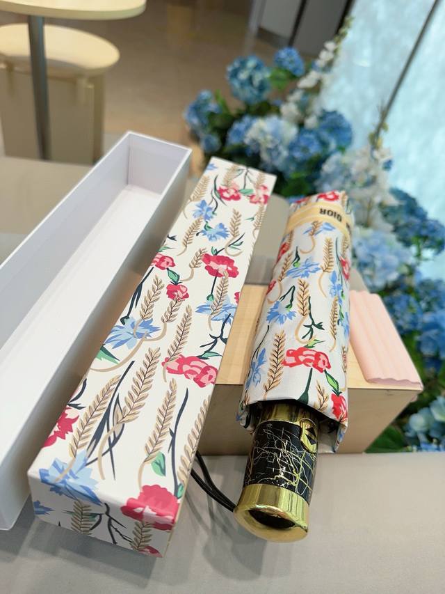 特批 Dior 迪奥 2024新款 三折自动折叠晴雨伞 时尚原单代工品质 细节精致 看得见的品质 打破一成不变 色泽纯正艳丽